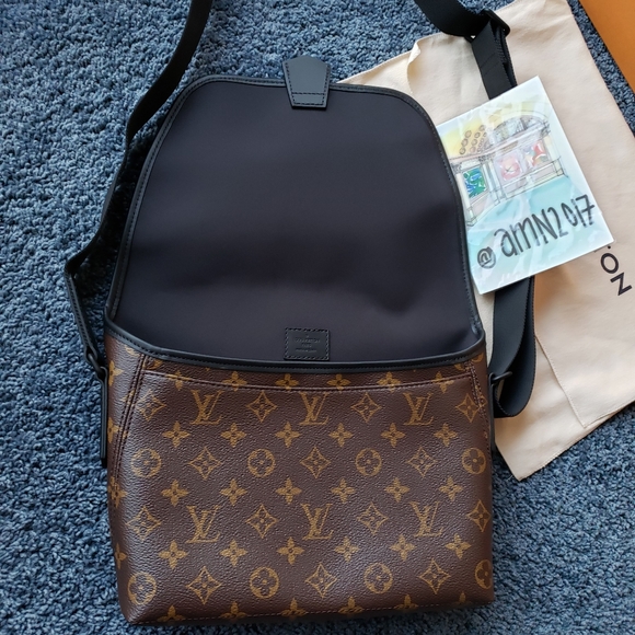 Louis Vuitton Monogram Magnetic Messenger - Picture 5 of 15